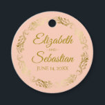 Étiquettes Cadeau Lacy Gold Bordure Elegant Mariage de pêche de cora<br><div class="desc">Ces belles étiquettes-cadeaux mariages présentent du texte en or sur une pêche de corail ou un arrière - plan de couleur orange clair avec une bordure florale en faux feuille d'or frileux. Le texte est entièrement personnalisable et contient les noms du couple mariage et la date du mariage. Super comme...</div>