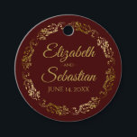 Étiquettes Cadeau Lacy Gold Frills Elegant Auburn Brown Mariage<br><div class="desc">Ces belles étiquettes-cadeaux mariages présentent du texte en or sur un arrière - plan noir auburn ou chocolat brun avec une bordure florale frileuse en faux feuille d'or. Le texte est entièrement personnalisable et contient les noms du couple mariage et la date du mariage. Super comme étiquettes de faveur!</div>