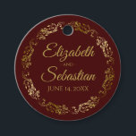 Étiquettes Cadeau Lacy Gold Frills Elegant Auburn Brown Mariage<br><div class="desc">Ces belles étiquettes-cadeaux mariages présentent du texte en or sur un arrière - plan noir auburn ou chocolat brun avec une bordure florale frileuse en faux feuille d'or. Le texte est entièrement personnalisable et contient les noms du couple mariage et la date du mariage. Super comme étiquettes de faveur!</div>
