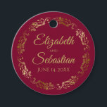 Étiquettes Cadeau Lacy Gold Frills Élégant Maroon Mariage Bourgogne<br><div class="desc">Ces belles étiquettes-cadeaux mariages présentent du texte doré sur un arrière - plan bordeaux,  marron ou rouge vif avec une bordure florale frileuse en faux feuille d'or. Le texte est entièrement personnalisable et contient les noms du couple mariage et la date du mariage. Super comme étiquettes de faveur!</div>