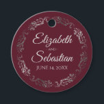 Étiquettes Cadeau Lacy Ornate Frontière Argent Élégant Mariage Bourg<br><div class="desc">Ces belles étiquettes-cadeaux mariages présentent du texte gris pâle sur un marron bordeaux ou un arrière - plan rouge vif avec une frileuse bordure florale gris argenté. Le texte est entièrement personnalisable et contient les noms du couple mariage et la date du mariage. Super comme étiquettes de faveur!</div>