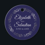 Étiquettes Cadeau Lacy Silver Bordure Elégant Mariage bleu marine<br><div class="desc">Ces belles étiquettes-cadeaux mariages présentent du texte gris pâle sur un arrière - plan bleu marine avec une bordure florale frileuse gris argent faux feuille gris. Le texte est entièrement personnalisable et contient les noms du couple mariage et la date du mariage. Super comme étiquettes de faveur!</div>