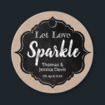 Étiquettes Cadeau Laissez Love Sparkle Rustic Kraft Chalkboard Maria<br><div class="desc">Si les mousseux sont ce que vous avez le coeur allumé pour la fin de votre réception de mariage,  alors ce kraft rustique et autocollant de tableau noir est un gagnant! Pour changer le nom et la date existants en votre propre nom,  cliquez simplement sur "personnaliser" pour commencer.</div>