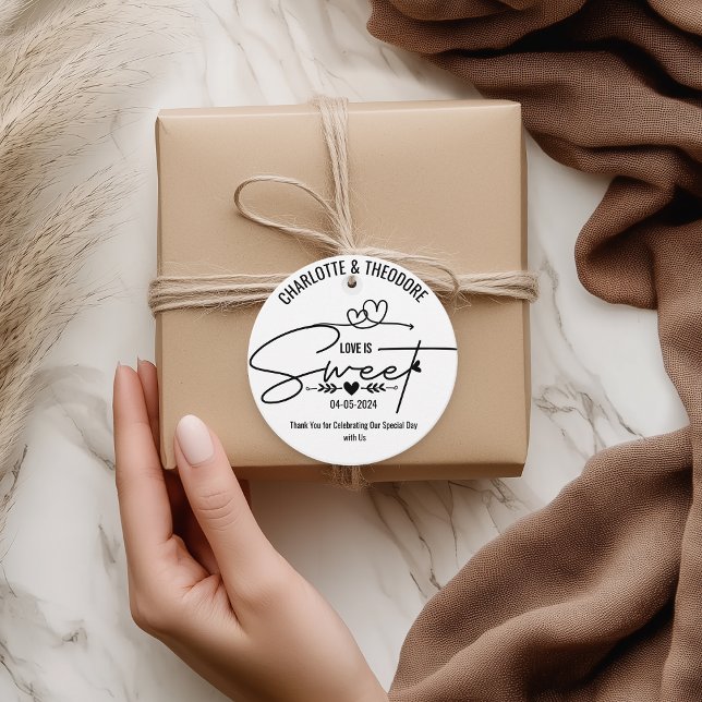 Étiquettes Cadeau L'amour élégant est Mariage de calligraphie cardia (love is sweet wedding favor tags black and white calligraphy minimalist heart)