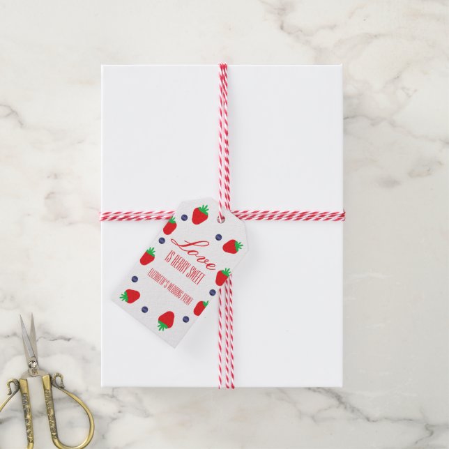 Étiquettes-cadeau L'amour est Berry Fête des mariées de fruits sucré (Avec de la ficelle)