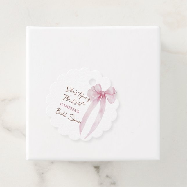 Étiquettes Cadeau Lancement de la Mariée avec un Ruban Rose Elle se  (En situation)