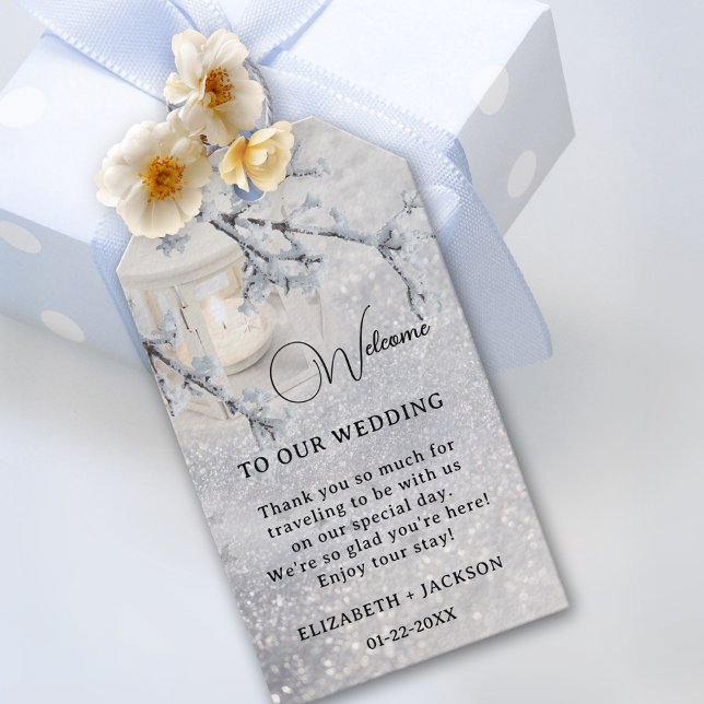 Étiquettes-cadeau Lanterne dans la neige mouillante Mariage d'hiver (Winter gift or favor tag featuring a candle lit lantern in sparkling snow)