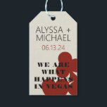 Étiquettes-cadeau Las Vegas Nous Sommes Ce Qui Se Passe Mariage Fave<br><div class="desc">Une destination moderne et ludique mariage bienvenue marque de bienvenue pour remercier vos invités d'être venus à votre événement à Las Vegas! Ce jeu de balises personnalisées de mariage comprend des graphismes en couleur rouge, "We are ce qui se passe à Vegas", ainsi que des polices et du texte entièrement...</div>