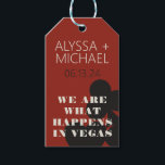 Étiquettes-cadeau Las Vegas Nous Sommes Ce Qui Se Passe Mariage Fave<br><div class="desc">Une destination moderne et ludique mariage bienvenue marque de bienvenue pour remercier vos invités d'être venus à votre événement à Las Vegas! Ce jeu de balises personnalisées de mariage comprend des graphismes de couleur de carte de jeu rouge gras, "We are what do Vegas", et de police entièrement personnalisable et...</div>