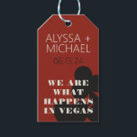 Étiquettes-cadeau Las Vegas Nous Sommes Ce Qui Se Passe Mariage Fave<br><div class="desc">Une destination moderne et ludique mariage bienvenue marque de bienvenue pour remercier vos invités d'être venus à votre événement à Las Vegas! Ce jeu de balises personnalisées de mariage comprend des graphismes de couleur de carte de jeu rouge gras, "We are what do Vegas", et de police entièrement personnalisable et...</div>