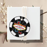 Étiquettes Cadeau Las Vegas Poker Chip Destination Mariage<br><div class="desc">La papeterie mariage Poker chip est une façon unique et créative d'ajouter une touche de plaisir à votre journée de mariage thématique à Las Vegas. Ce design présente une belle illustration du célèbre panneau de Las Vegas. Ces étiquettes de faveur personnalisées peuvent être personnalisées avec vos noms et votre date...</div>