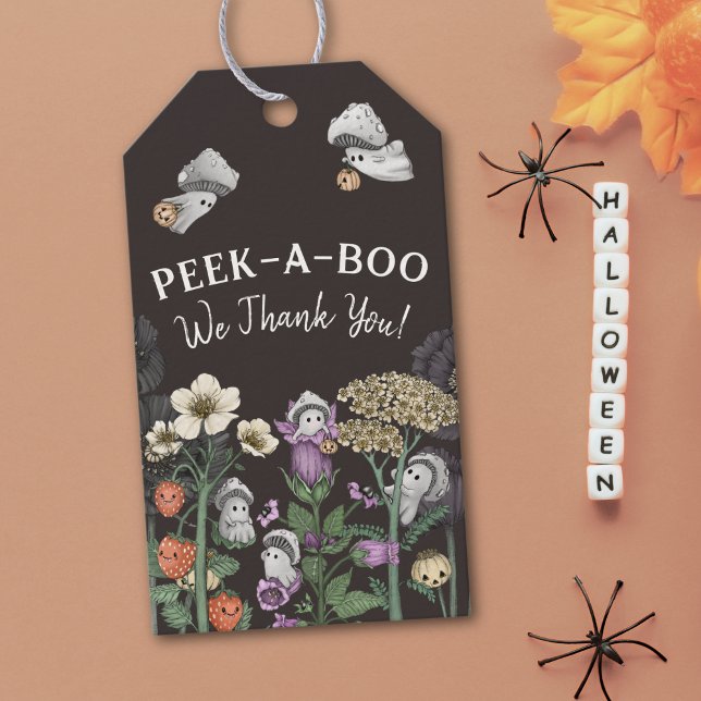 Étiquettes-cadeau Le Baby shower d'Halloween Peek-a-Boo Faveurs (Cottagecore Halloween baby shower gift tags or favor tags.)