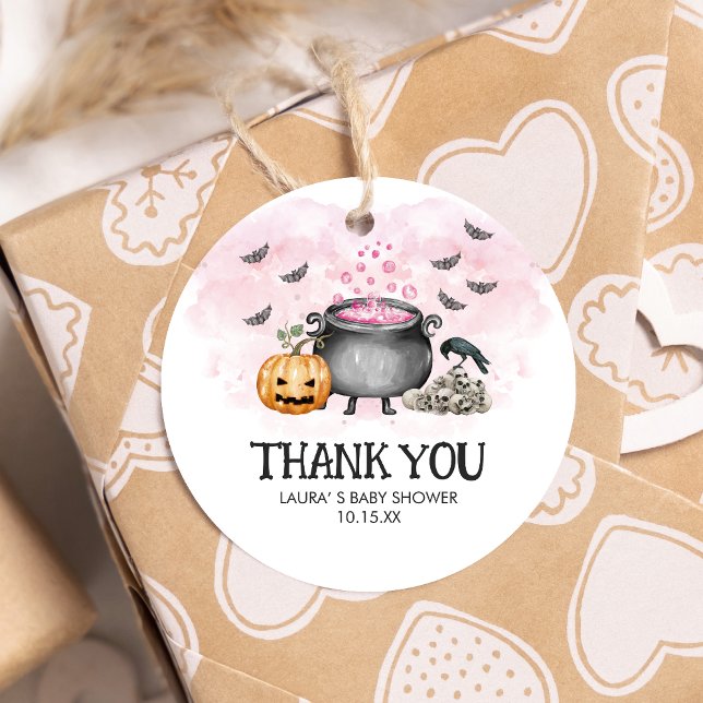 Étiquettes Cadeau Le bébé rose brasse le Baby shower d'Halloween ron (Pink Baby is Brewing Halloween Baby Shower Round Favor Tags)