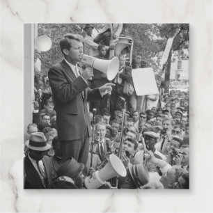 Étiquettes Cadeau Le sénateur Robert Kennedy en campagne pour le pré