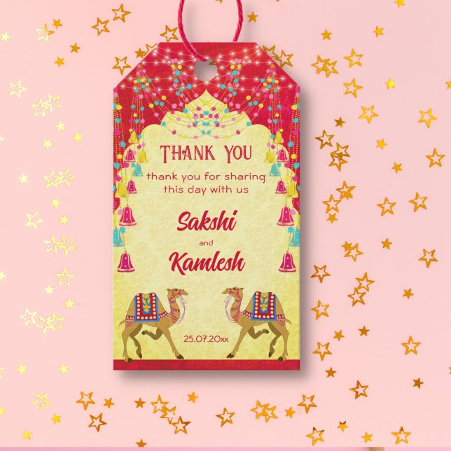 Étiquettes-cadeau Les chameaux du mariage indien Rajasthani en faveu (Indian wedding favor gift tags bright colors cerise and yellow Rajasthani camels with poms garlands)