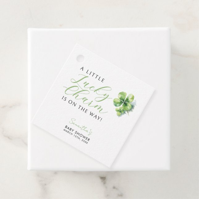 Étiquettes Cadeau Little Lucky Charm est en chemin Baby shower (En situation)