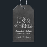 Étiquettes-cadeau Love and Thanks Rustic Script Chalkboard Mariage<br><div class="desc">Charming chalkboard les étiquettes de faveur fonctionnalité "Amour et Merci" avec un monogramme de mariage personnalisé en polices de style manuscrit avec un accent de conception de coeur et de défilement qui ont un aspect craie blanche. Arrière - plan a un aspect rustique en carton noir texturé.</div>