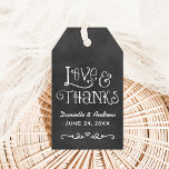 Étiquettes-cadeau Love and Thanks Rustic Script Chalkboard Mariage<br><div class="desc">Charming chalkboard les étiquettes de faveur fonctionnalité "Amour et Merci" avec un monogramme de mariage personnalisé en polices de style manuscrit avec un accent de conception de coeur et de défilement qui ont un aspect craie blanche. Arrière - plan a un aspect rustique en carton noir texturé.</div>