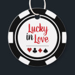 Étiquettes Cadeau Lucky In Love Black White Poker Mariage<br><div class="desc">Se marier à Las Vegas ou une autre ville de casino amusante ? Ou avoir un mariage à thème casino ? Ces étiquettes "Lucky in Love" blanches et noires rendraient un complément parfait aux faveurs de vos invités. Personnalisez votre design avec vos noms en noir dans le centre, et une...</div>