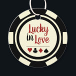 Étiquettes Cadeau Lucky In Love Black White Vegas Mariage<br><div class="desc">Se marier à Vegas ou dans une autre ville de casino amusante ? Ou avoir un mariage à thème casino ? Ces étiquettes "Lucky in Love" blanches et noires rendraient un complément parfait aux faveurs de vos invités. Personnalisez votre design avec vos noms en noir dans le centre, et une...</div>