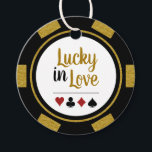Étiquettes Cadeau Lucky In Love Gold Black Poker Chip Mariage<br><div class="desc">Se marier à Las Vegas ou une autre ville de casino amusante ? Ou avoir un mariage à thème casino ? Ces étiquettes "Lucky in Love" en or, blanc et noir rendraient un complément parfait aux faveurs de votre client. Personnalisez le dos avec vos noms en noir au centre, et...</div>
