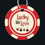 Étiquettes Cadeau Lucky In Love Red Poker Chip Las Vegas Mariage<br><div class="desc">Se marier à Las Vegas ou une autre ville de casino amusante ? Ou avoir un mariage à thème casino ? Ces étiquettes "Lucky in Love" rouge et blanc cassé rendraient un complément parfait aux faveurs de vos invités. Personnalisez votre design avec vos noms en noir dans le centre, et...</div>
