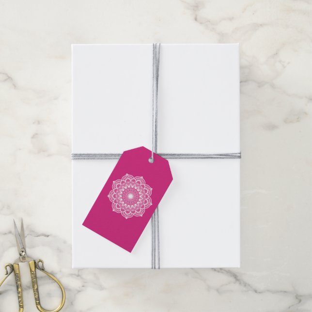 Étiquettes-cadeau Mandala blanc sur fond rose (Avec de la ficelle)