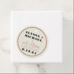 Étiquettes Cadeau Mariage au casino Las Vegas Skyline<br><div class="desc">Un favori rond de mariage moderne et amusant avec la skyline du casino de Las Vegas pour votre événement à Las Vegas ! Ce favori rond personnalisé présente une skyline de Las Vegas rouge casino et une police et un texte entièrement personnalisables sur fond crème ivoire. Parfait pour un événement...</div>