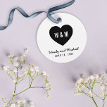 Étiquettes Cadeau Mariage de coeur de Monogramme blanc et noir<br><div class="desc">Marque de mariage minimaliste moderne avec un coeur noir. Personnalisez-le en remplaçant le texte de l'espace réservé par vos détails. Pour plus d'options comme changer la police et sa taille, cliquez sur le bouton "Personnaliser". *Veuillez noter que le filigrane Zazzle qui apparaît dans l'aperçu du zoom n'apparaîtra PAS sur le...</div>