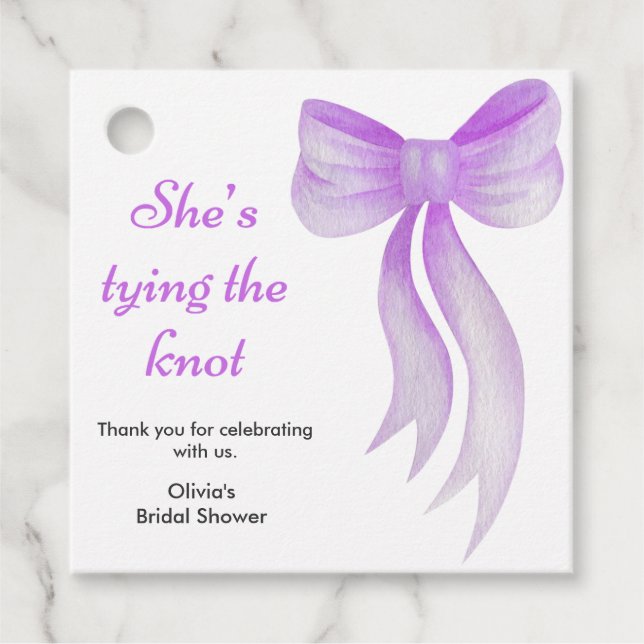 Étiquettes Cadeau Mariage de nœud papillon violet Elle noue le nœud  (Devant)