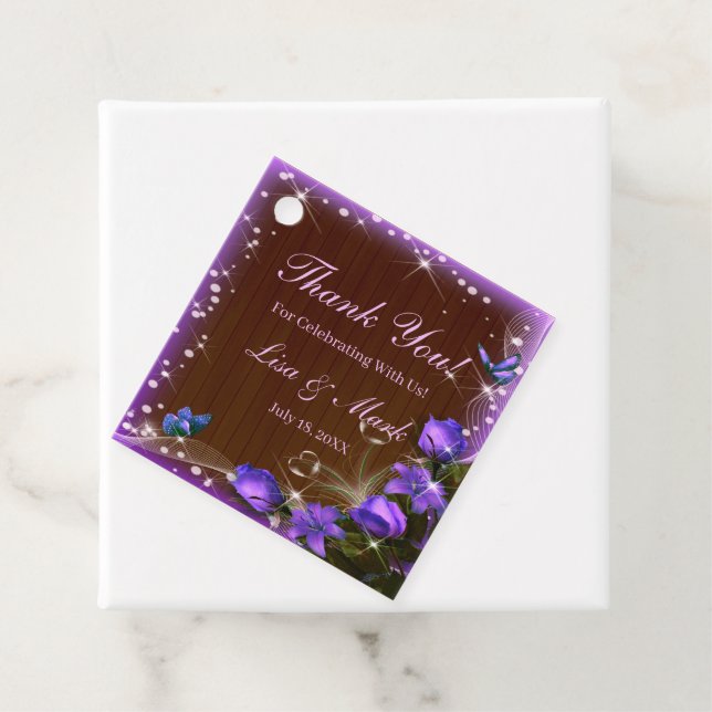 Étiquettes Cadeau Mariage de papillon floral violet en bois foncé ru (En situation)