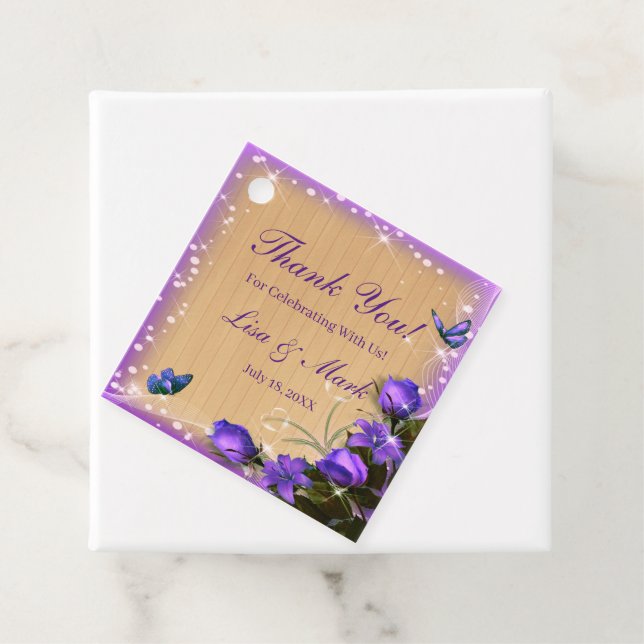 Étiquettes Cadeau Mariage de papillon floral violet en bois rustique (En situation)
