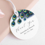 Étiquettes Cadeau Mariage Favor Tags Peacock Feathers<br><div class="desc">Cette majestueuse étiquette de faveur de mariage comporte les mots "Merci" dans la typographie de script à la mode. Un haut bordé de plumes de paon aquarelle dans les tons bleu royal, vert et violet encadre vos détails. La carte revient à un motif de plumes colorées avec un paon. Utilisez...</div>