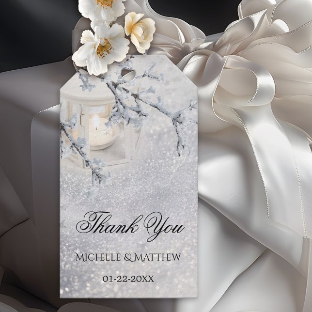 Étiquettes-cadeau Mariage hivernal de neige mousseuse (Gift tag featuring a winter wonderland scene with a candle lit lantern in sparkling snow)