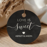 Étiquettes Cadeau Mariage Love is Sweet Gift Tag, Chalkboard<br><div class="desc">Ce sont les petites étiquettes cadeaux parfaites. Vous pouvez customiser du texte avant et du texte arrière.</div>