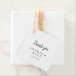 Étiquettes Cadeau Mariage moderne<br><div class="desc">Ces étiquettes de faveur de mariage modernes sont parfaites pour un mariage rustique. Le design sobre et élégant présente une typographie de script classique et sophistiquée en noir et blanc. Faites de vos étiquettes vos propres en incluant vos noms, l'événement (le cas échéant) et la date. Ces étiquettes de faveur...</div>