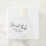 Étiquettes Cadeau Mariage moderne minimaliste noir et blanc<br><div class="desc">Les étiquettes de faveur de mariage moderne avec un design simple avec "Amour et Merci" dans une élégante typographie de script et vos noms et date mariage dans une police sans serif minimaliste. Tous les éléments de conception sont en noir et blanc. Ces étiquettes de faveur chic apportent une touche...</div>