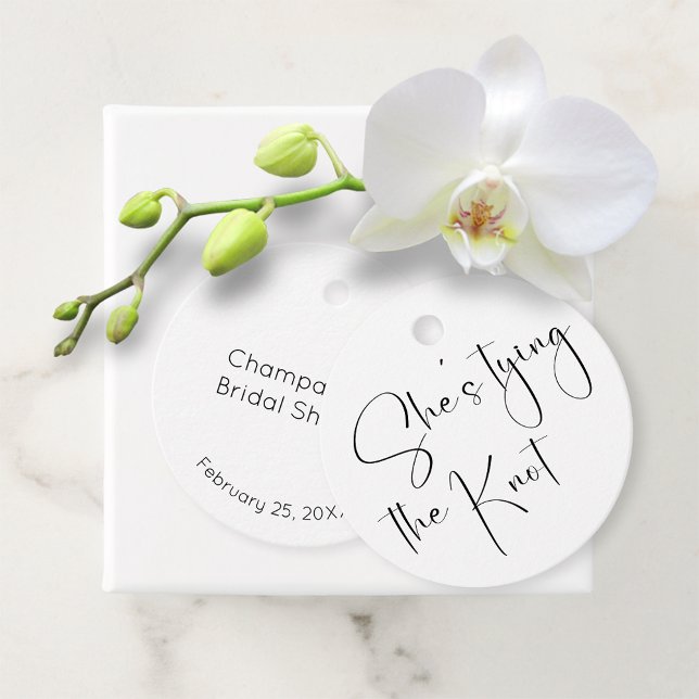 Étiquettes Cadeau Mariage Moderne Script - Elle Noue le Nœud (Créateur téléchargé)