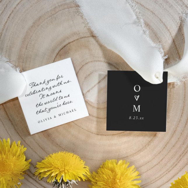 Étiquettes Cadeau Mariage Moderne Simple Écriture Manuscrite Noir et (Modern handwriting wedding favor tags with initials and heart on back - black and white.)