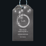 Étiquettes-cadeau Mariage noir blanc Mason Jar Chalkboard<br><div class="desc">Balises cadeaux Mariage blanc noir avec arrière - plan de tableau noir rustique,  lampes à cordes,  pot de maçon,  couronne florale et initiales de couple. Plus de produits avec ce design dans la collection ci-dessous.</div>