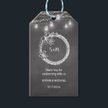Étiquettes-cadeau Mariage noir blanc Mason Jar Chalkboard<br><div class="desc">Balises cadeaux Mariage blanc noir avec arrière - plan de tableau noir rustique,  lampes à cordes,  pot de maçon,  couronne florale et initiales de couple. Plus de produits avec ce design dans la collection ci-dessous.</div>