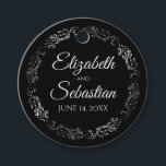Étiquettes Cadeau Mariage noir élégant à la bordure d'argent ornée d<br><div class="desc">Ces belles étiquettes-cadeaux mariages présentent du texte gris pâle sur un arrière - plan noir avec une bordure florale frileusement argentée en faux feutre gris. Le texte est entièrement personnalisable et contient les noms du couple mariage et la date mariage. Super comme les étiquettes de faveur!</div>