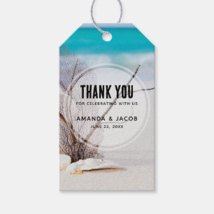 Étiquettes-cadeau Mariage sur une plage de sable avec des coquillage
