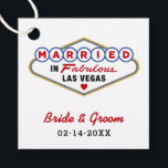 Étiquettes Cadeau Marié dans Fabulous Las Vegas Mariage rouge Monogr<br><div class="desc">Les étiquettes personnalisées "Marié à Fabulous Las Vegas" pour le mariage comportent un monogramme des noms de la mariée et du marié et des dates de mariage. Couleurs design noir,  rouge,  bleu et jaune.</div>