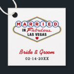 Étiquettes Cadeau Marié dans Fabulous Las Vegas Mariage rouge Monogr<br><div class="desc">Les étiquettes personnalisées "Marié à Fabulous Las Vegas" pour le mariage comportent un monogramme des noms de la mariée et du marié et des dates de mariage. Couleurs design noir,  rouge,  bleu et jaune.</div>