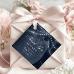 Étiquettes Cadeau Marine Rustic Tree Lumières Carved Initiales Maria<br><div class="desc">Améliorez vos faveurs de mariage avec nos lumières marine arbres sculptés initiales préférées tags. Cet élégant design présente un arbre rustique orné de lampes à cordes et d'initiales sculptées, créant une atmosphère romantique et accueillante. Parfaits pour les mariages en plein air et les mariages à thème boisé, ces étiquettes de...</div>