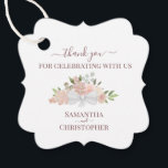 Étiquettes Cadeau Merci de mariage élégant à la florale rose pâle<br><div class="desc">Ces belles étiquettes de faveur sont parfaites pour remercier les invités spéciaux ou les membres de votre mariage. Elles présentent un beau design boho chic rustique avec vos noms et la date mariage avec un joli ensemble de roses et de fleurs peints à la main dans les tons rose roux,...</div>