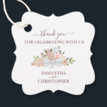 Étiquettes Cadeau Merci de mariage élégant à la florale rose pâle<br><div class="desc">Ces belles étiquettes de faveur sont parfaites pour remercier les invités spéciaux ou les membres de votre mariage. Elles présentent un beau design boho chic rustique avec vos noms et la date mariage avec un joli ensemble de roses et de fleurs peints à la main dans les tons rose roux,...</div>