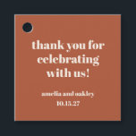 Étiquettes Cadeau Merci de mariage personnalisé Gras Rust Fall Retro<br><div class="desc">Ajoutez une touche personnelle et chaleureuse à votre événement avec ces étiquettes personnalisables en terre cuite, parfaites pour les mariages, les douches nuptiales ou toute célébration spéciale. Avec un design chaleureux couleur rouille et une typographie élégante, ces étiquettes sont un moyen facile d'express gratitude à vos invités. Idéal pour s'attacher...</div>