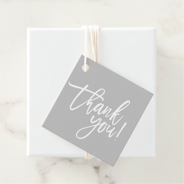 Étiquettes Cadeau MERCI moderne lettré blanc type gris (En situation)